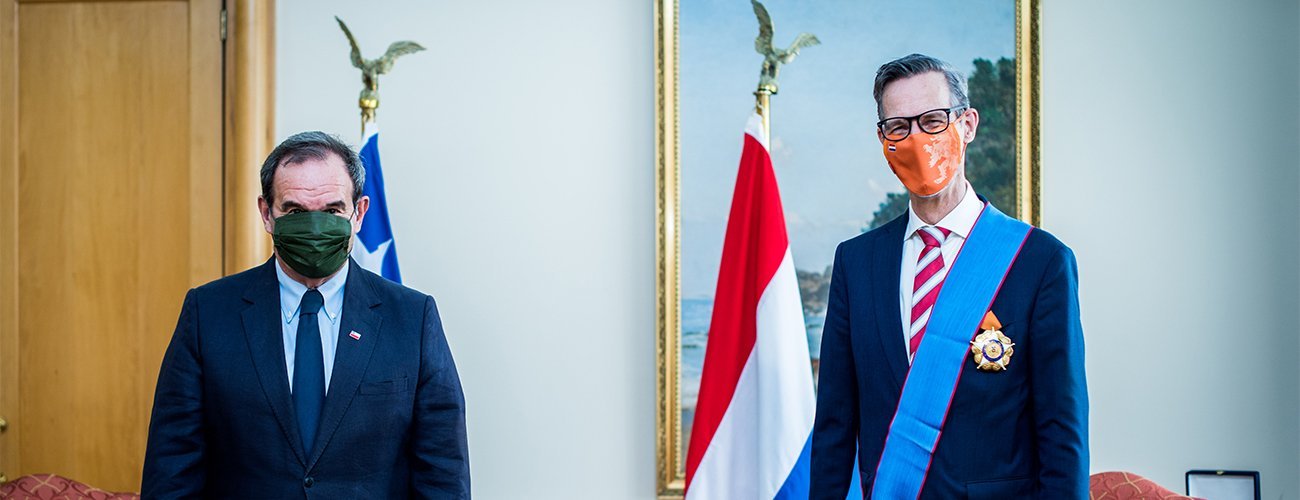 Canciller Andrés Allamand condecora al Embajador de Países Bajos al término de su misión
