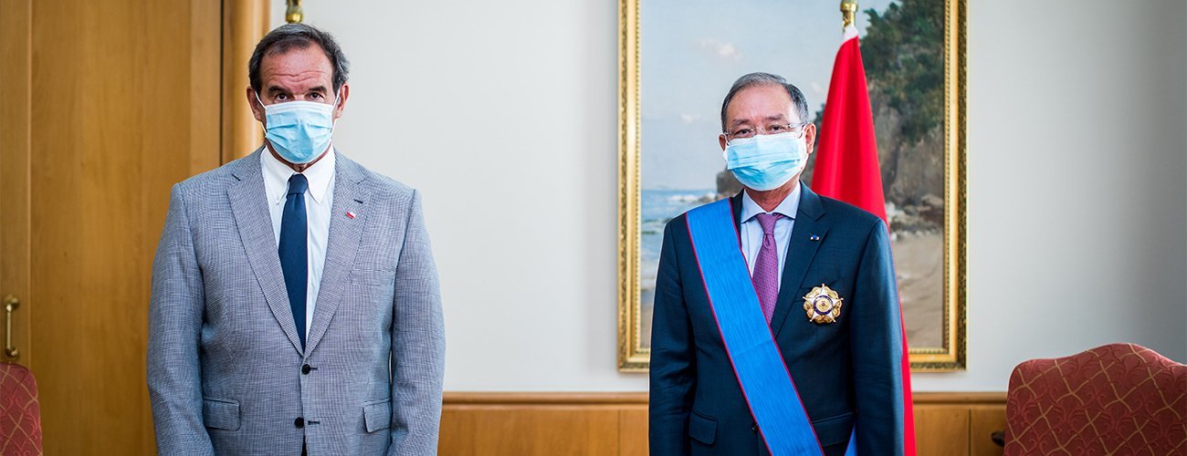 Canciller Allamand condecora a Embajador de Vietnam en Chile