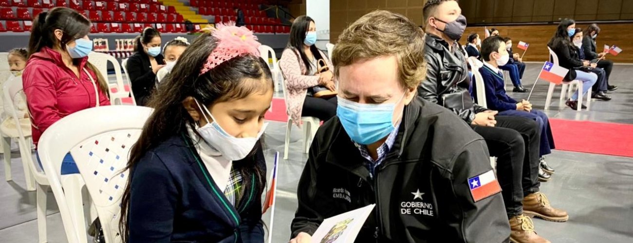 Embajada de Chile en Colombia dona computadores a liceo en el Municipio de Zipaquirá