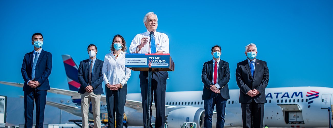Subsecretaria Valdivia acompaña al Presidente Piñera en la recepción de las primeras dos millones de vacunas de Sinovac que arriban a Chile