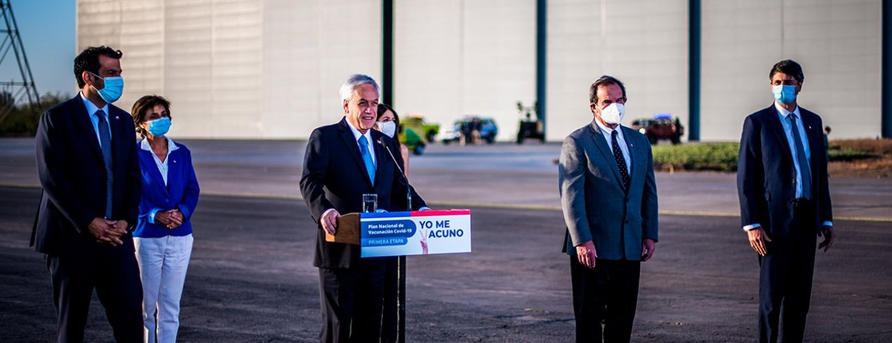 Presidente Piñera recibe primer cargamento de vacunas contra el Covid-19: "Son una luz de esperanza"