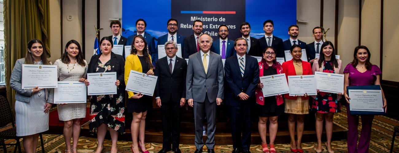 Generación "Javiera Carrera" culmina su proceso de formación y egresa de la Academia Diplomática con 16 nuevos diplomáticos de carrera