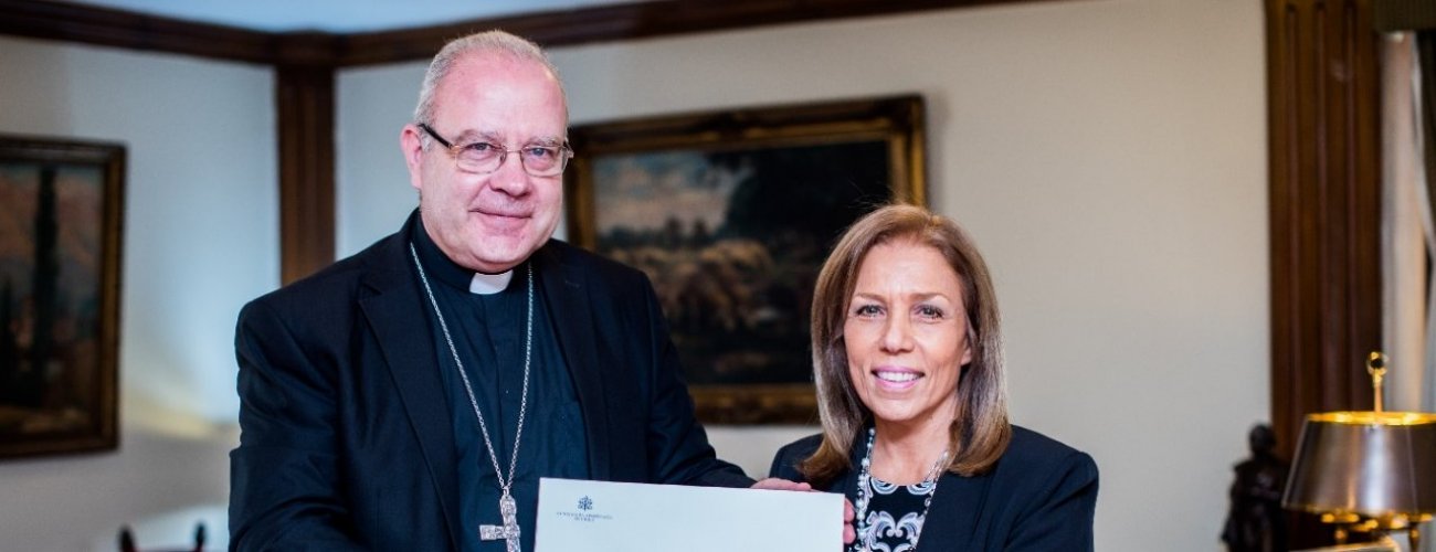 Monseñor Alberto Ortega Martín presenta copia de Cartas Credenciales