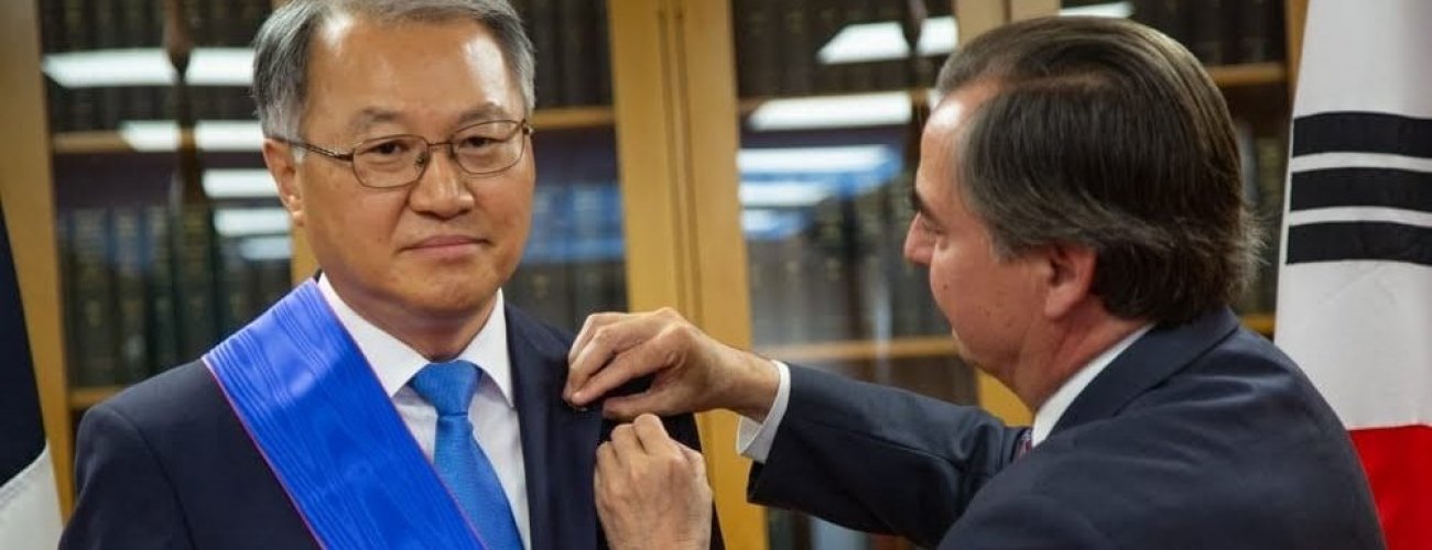 Cancillería condecoró al Embajador de la República de Corea en Chile con la con la Orden de Mérito en el grado Gran Cruz