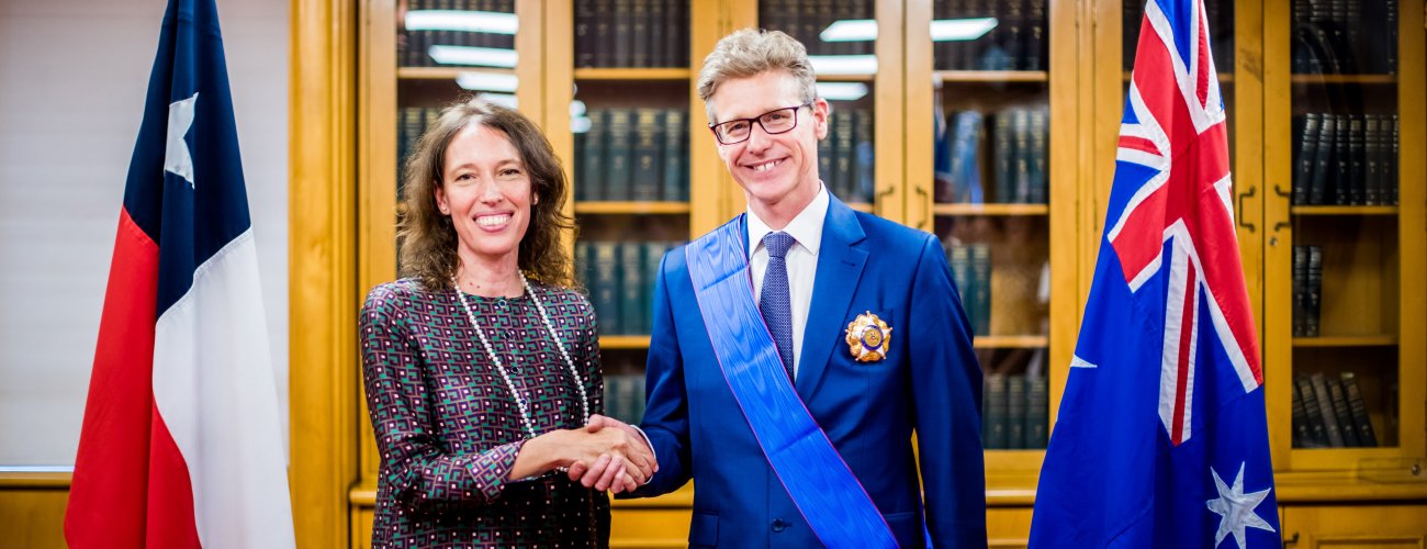 Embajador de Australia en Chile, Robert Fergusson, es condecorado con la Orden al Mérito de Chile en el grado de Gran Cruz