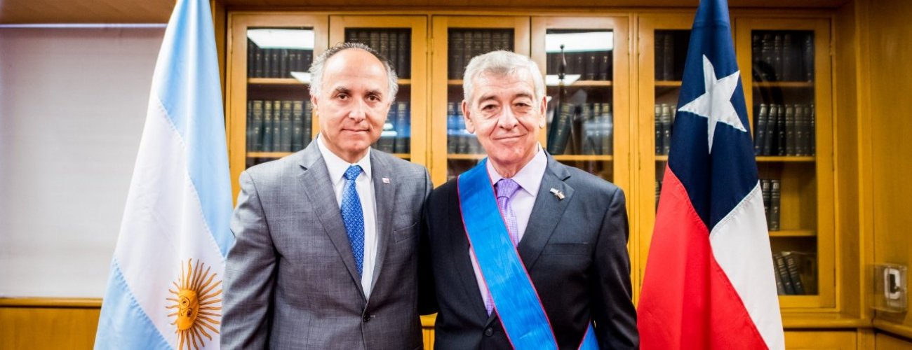 Canciller Ribera condecora a Embajador de Argentina en Chile