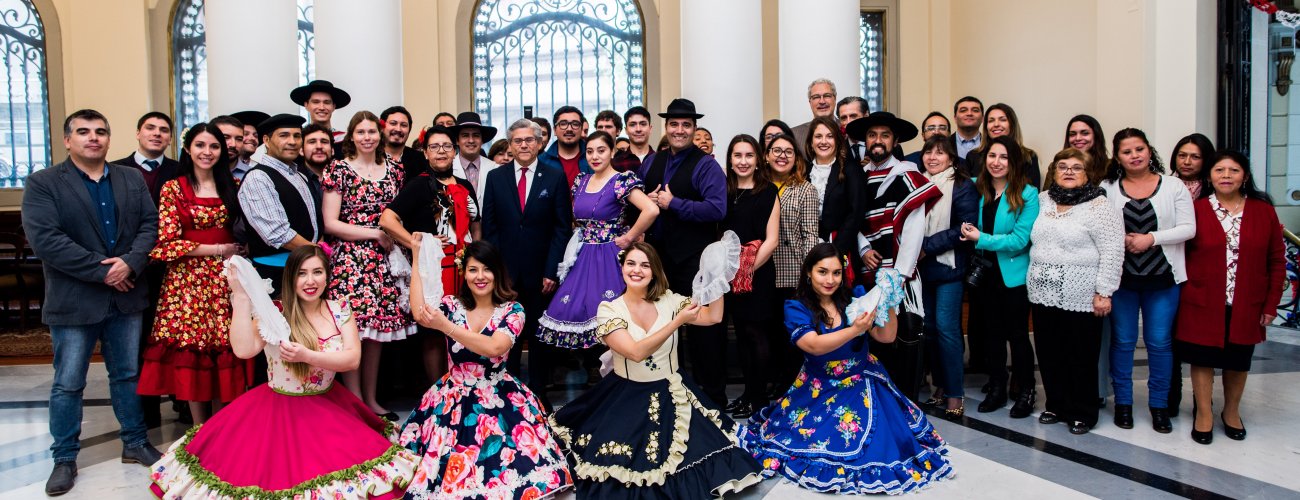 Alumnos de la ACADE conmemoran las fiestas patrias Comparte :