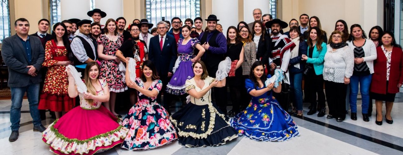 Alumnos dela ACADE conmemoran las fiestas patrias