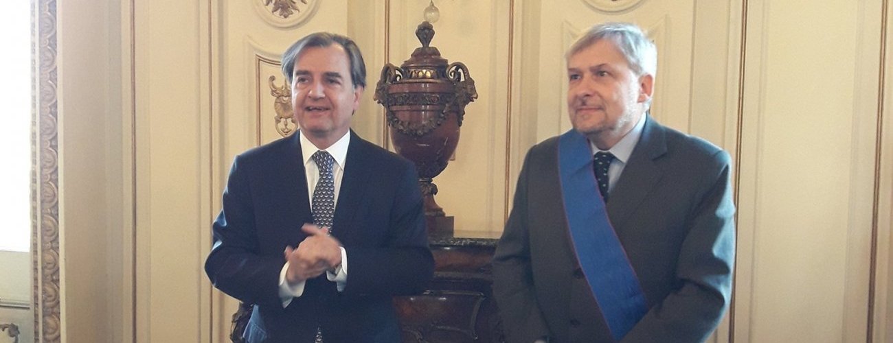 Secretario General de Política Exterior condecora al Embajador de Grecia en Chile