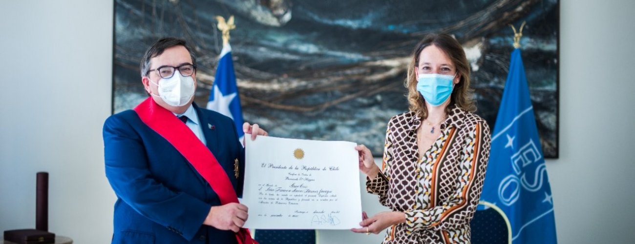 Subsecretaria Valdivia condecora al Director de la Organización Europea para la Investigación Astronómica en el Hemisferio Austral por su apoyo al desarrollo de la ciencia nacional