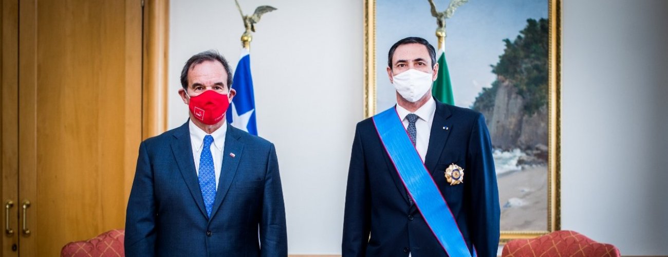 Canciller condecora a los embajadores de Brasil y Rusia al término de sus misiones en Chile