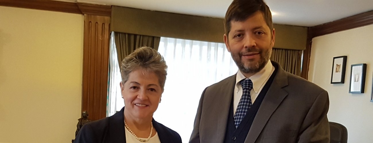 Embajadora de Honduras presenta copia de Cartas Credenciales