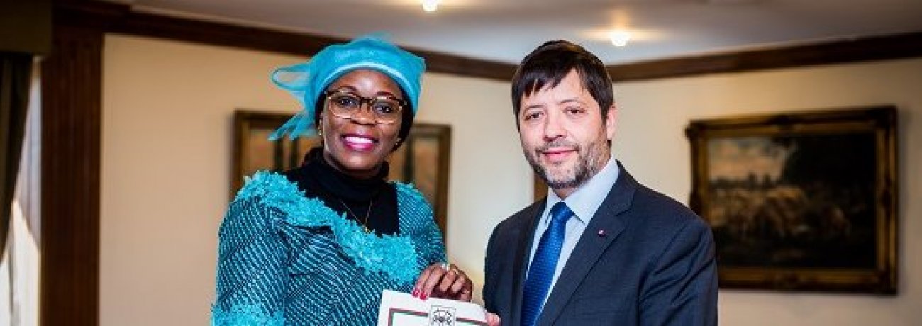 Embajadora de Burkina Fasso presenta copias de Cartas Credenciales