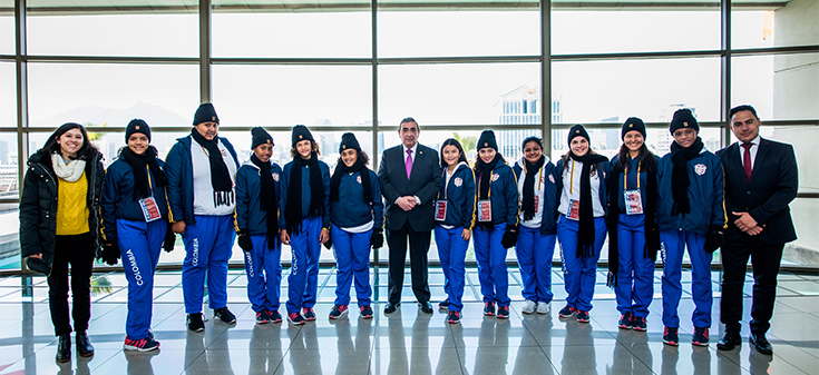 Niñas y jóvenes deportistas colombianas visitan la Cancillería
