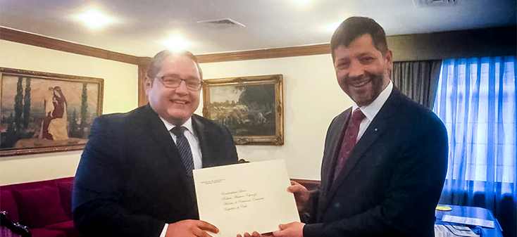 Embajador de Guatemala entrega copias de Cartas Credenciales