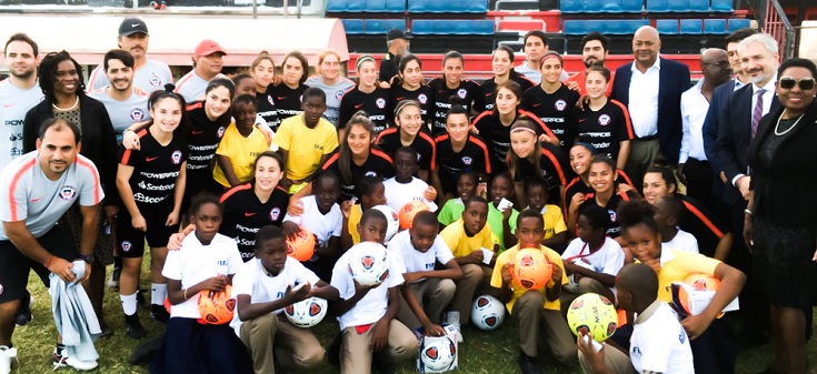 Roja femenina realiza práctica deportiva con niños de Jamaica