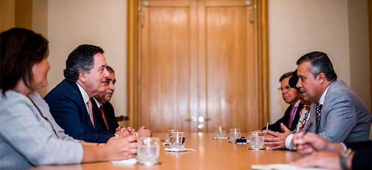 Ministro Ampuero recibió propuesta para Zona Franca