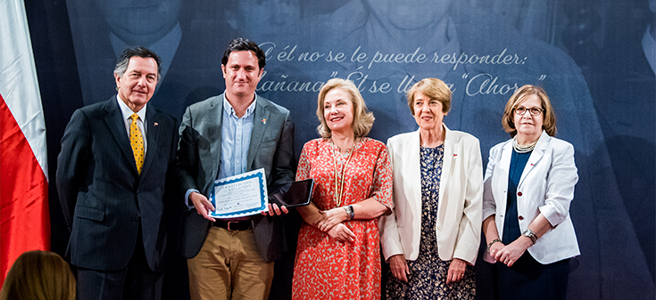 Canciller participa en entrega de Ipads para escuelas y jardines infantiles vulnerables