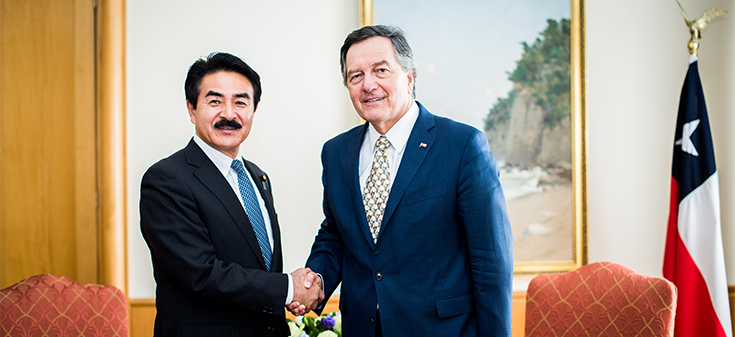 Canciller Ampuero recibe a Ministro de Estado para Asuntos Exteriores de Japón