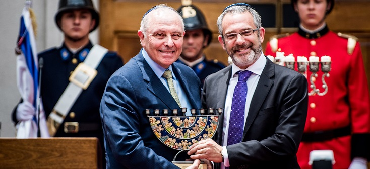 Agente Claudio Grossman es homenajeado en celebración de Janucá