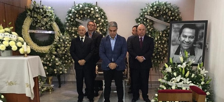 Embajador en México realiza guardia de honor en velorio a Lucho Gatica