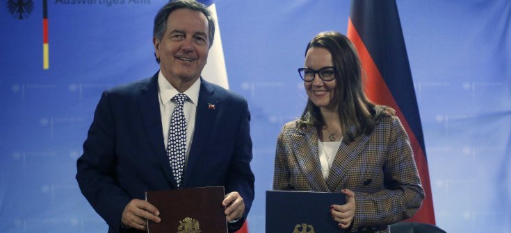 Ministro Ampuero firma acuerdo de coproducción audiovisual entre Chile y Alemania