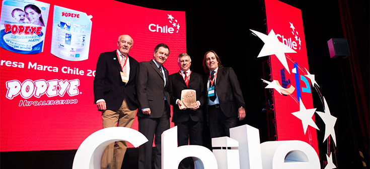 Canciller Roberto Ampuero entrega premio Marca Chile a "Popeye"