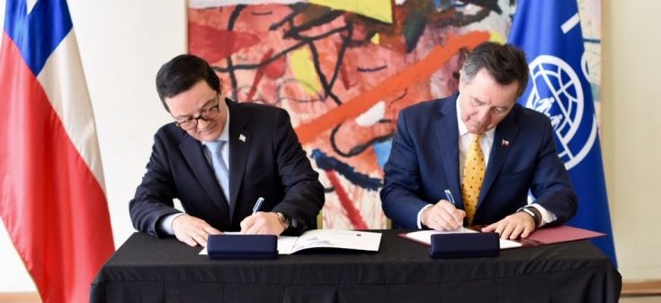 Canciller Roberto Ampuero firma acuerdo entre el Gobierno de Chile y la Organización Internacional de Migraciones