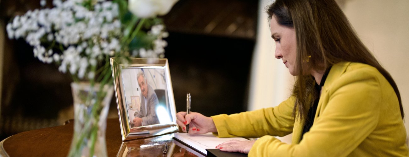 Subsecretaria firma libro de condolencias por fallecimiento del expresidente de Uruguay, José Mujica