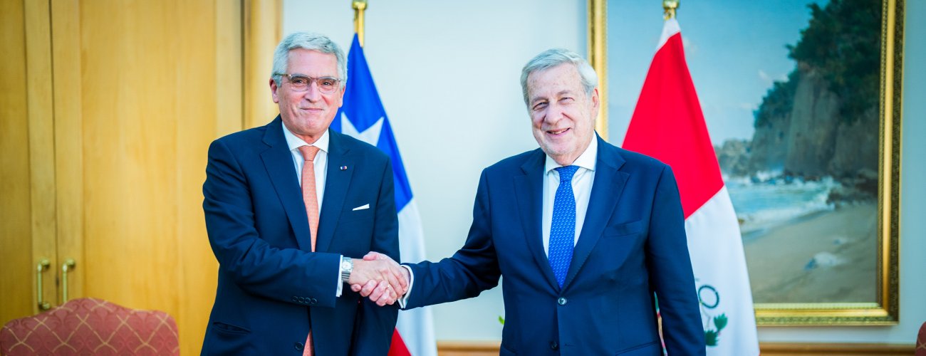 Ministro se reúne con el embajador de Perú en Chile