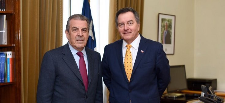 Canciller Roberto Ampuero se reúne con expresidente Eduardo Frei
