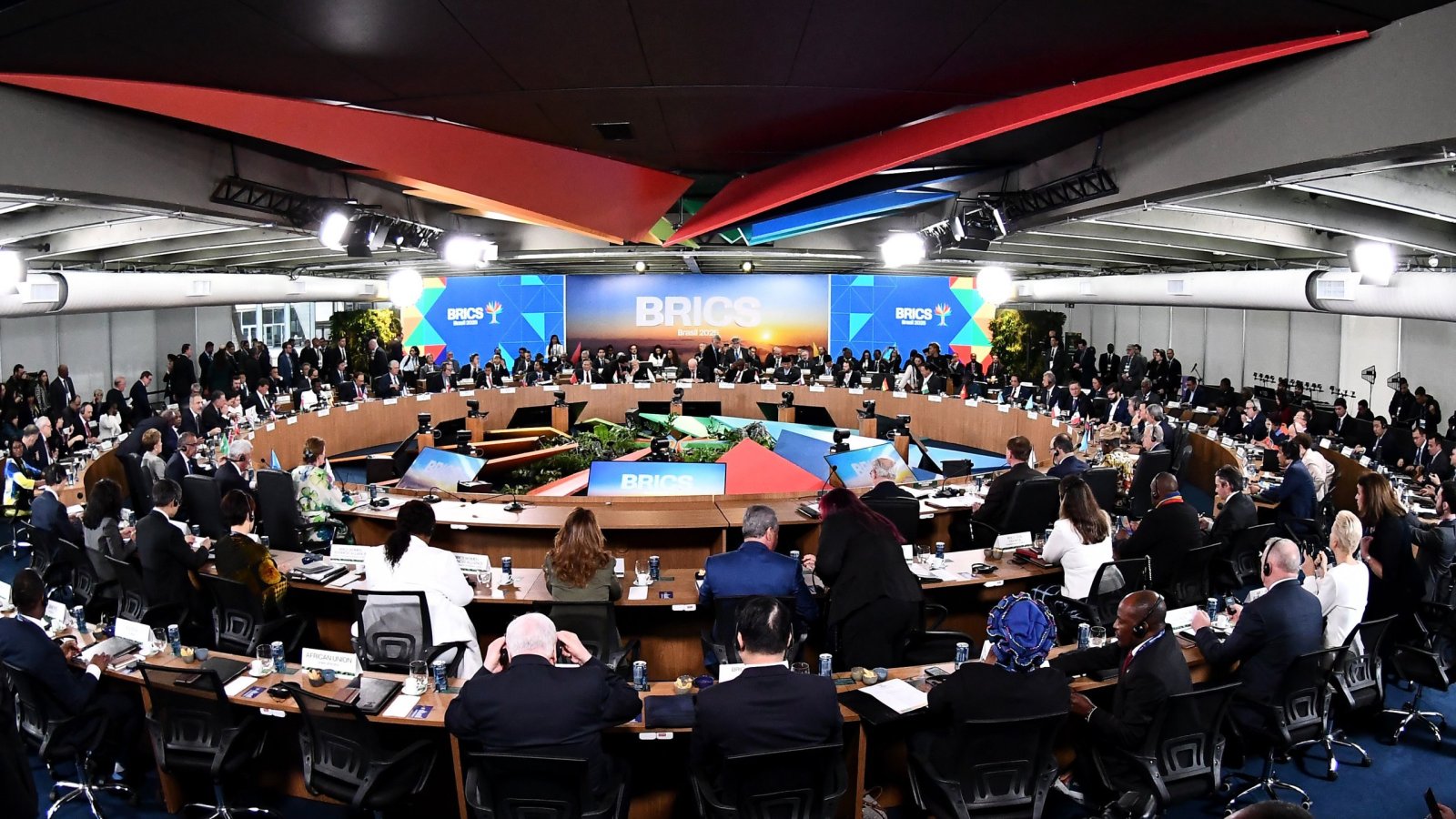 Canciller acompaña al Presidente en el jornada final de la XVII Cumbre de Líderes del BRICS