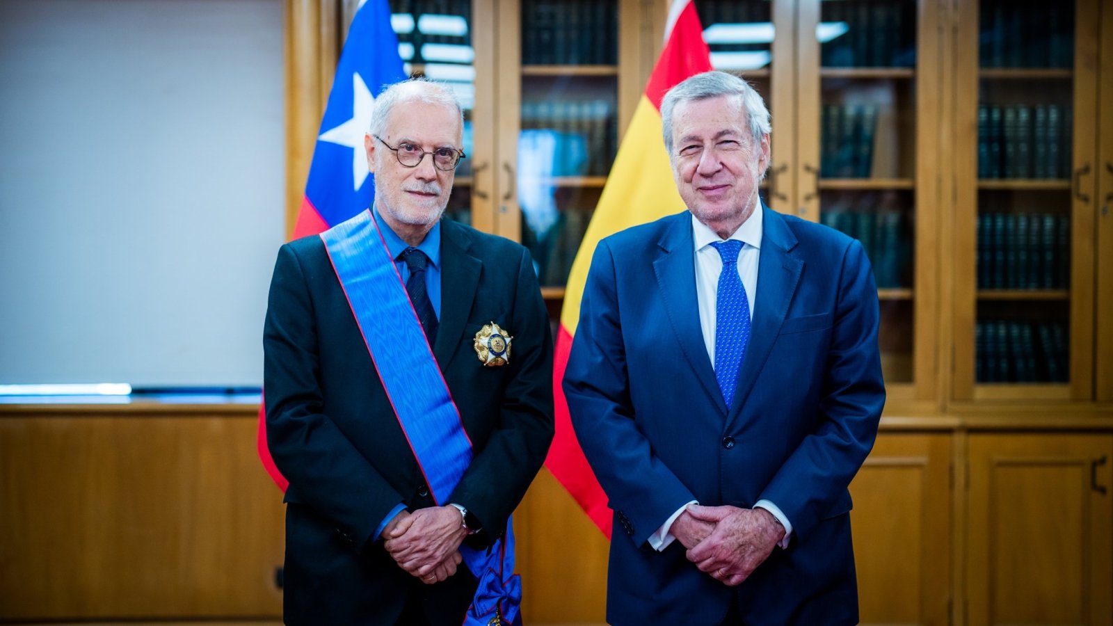 Canciller condecora a embajador de España en Chile al término de su misión