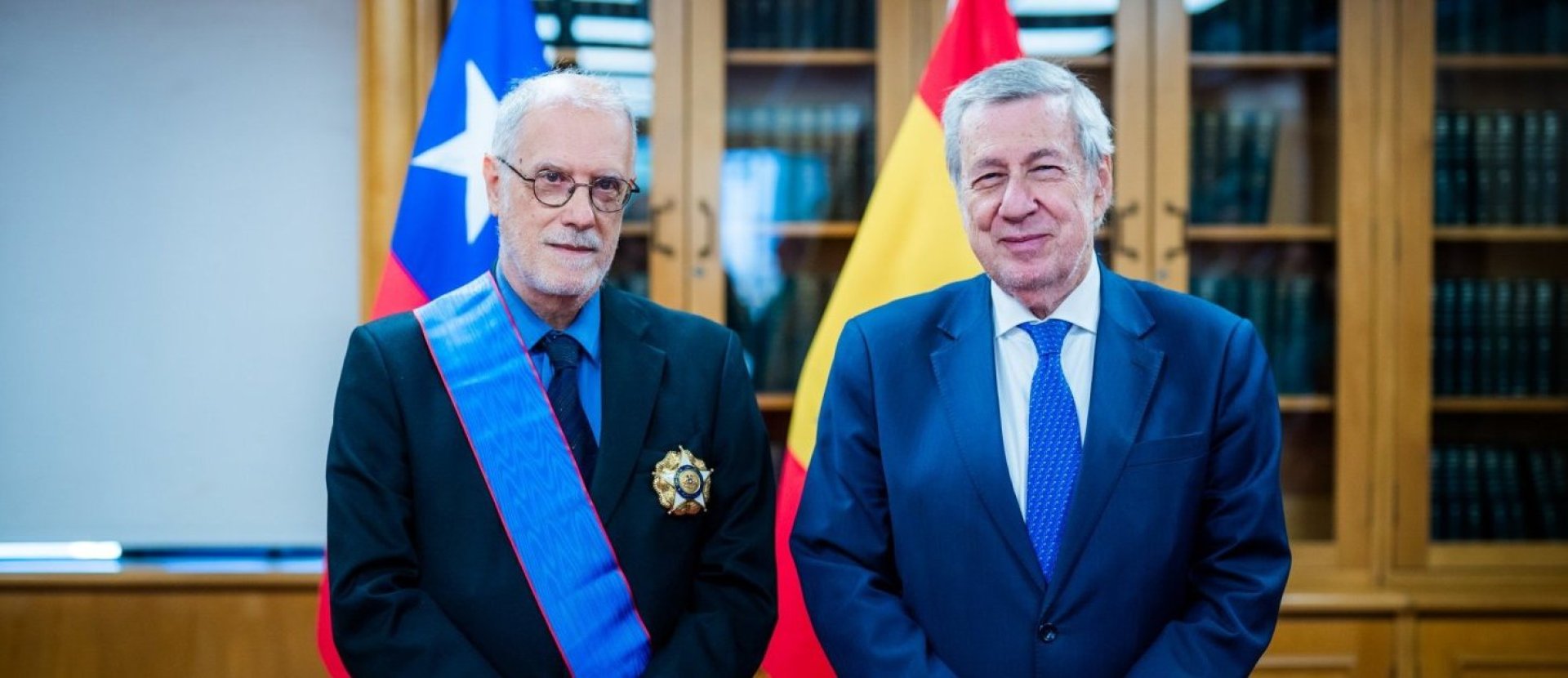 Canciller condecora a embajador de España en Chile al término de su misión