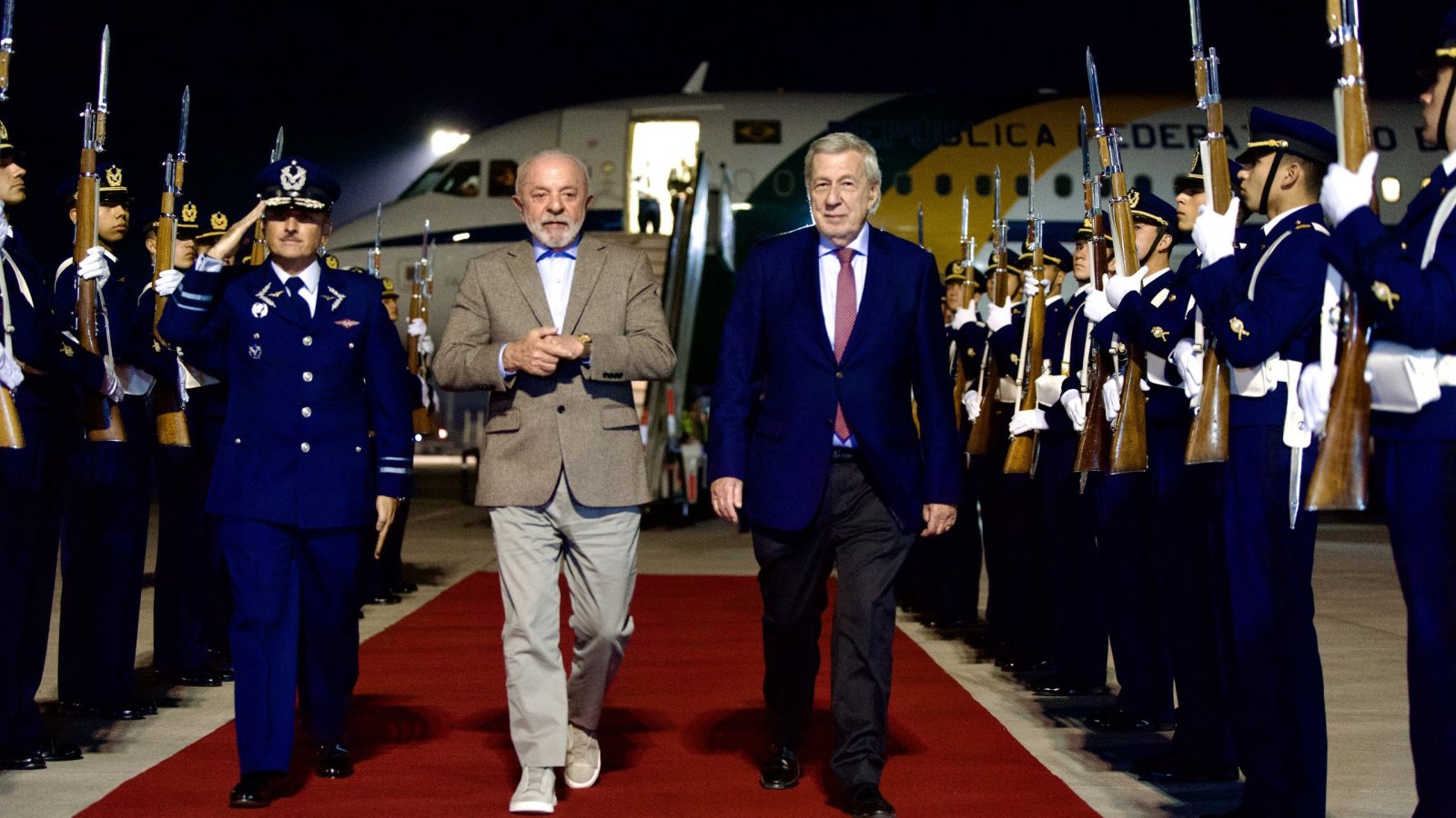 Canciller recibe a presidentes de Uruguay y Brasil en su arribo a Chile