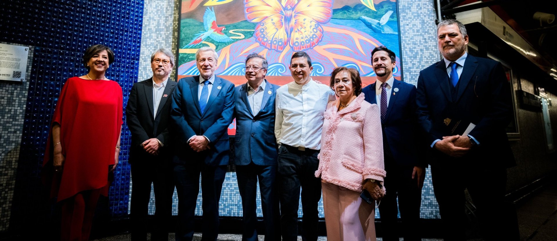 “Nuestro norte es el sur”: Canciller recibe mural donado por el Gobierno de Colombia al Metro de Santiago como símbolo de hermandad