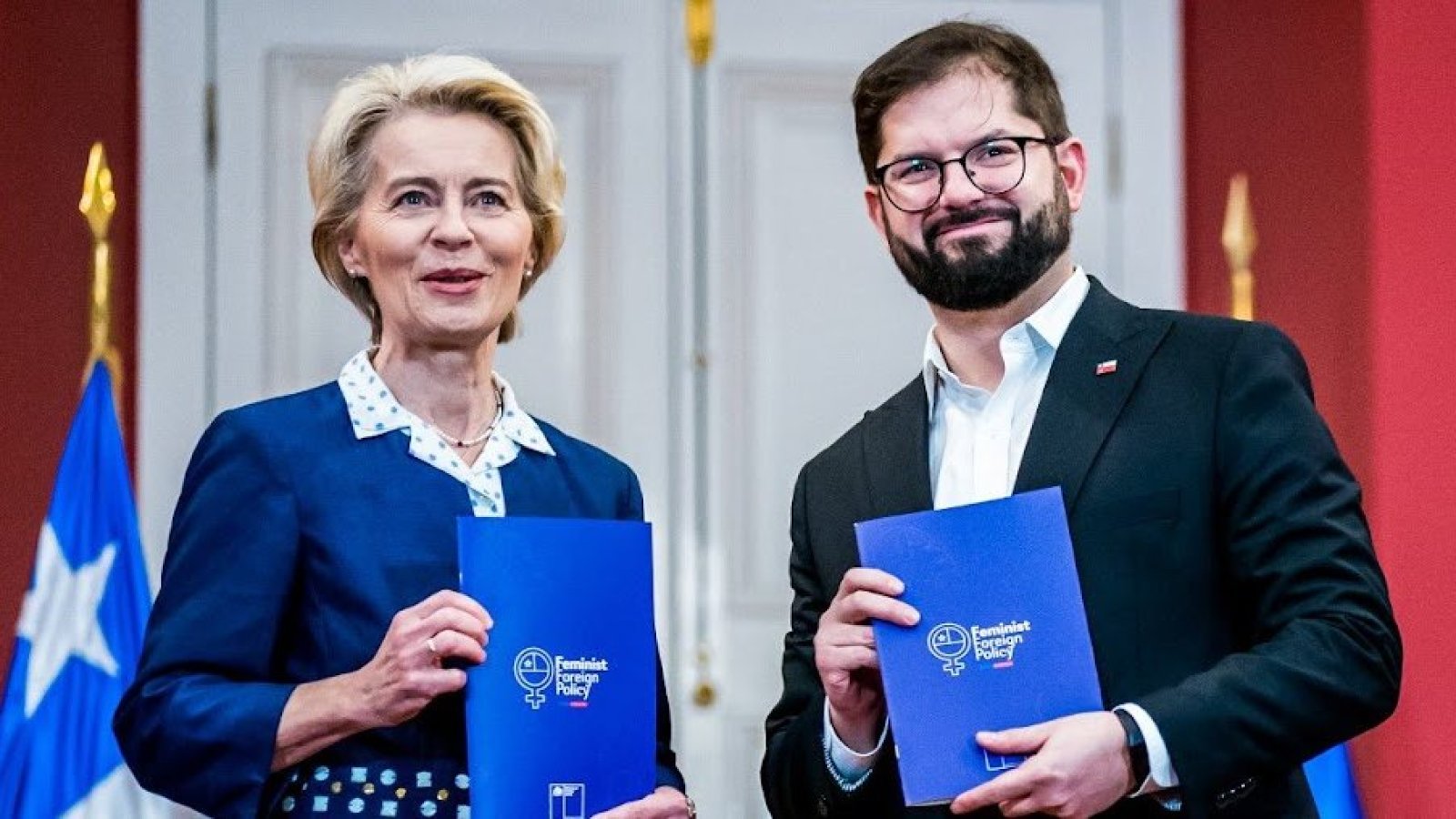 Presidente Gabriel Boric entrega copia de la Política Exterior Feminista a Presidenta de la Comisión Europea