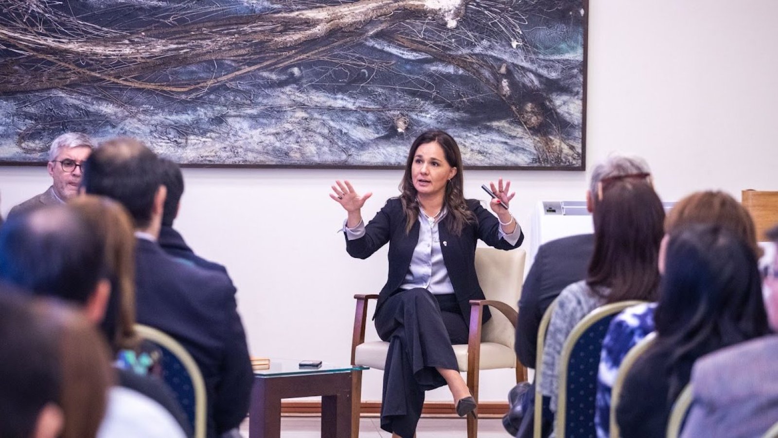 Subsecretaria de la Fuente lidera conversatorio sobre Política Exterior Feminista con funcionarios y funcionarias de DIFROL