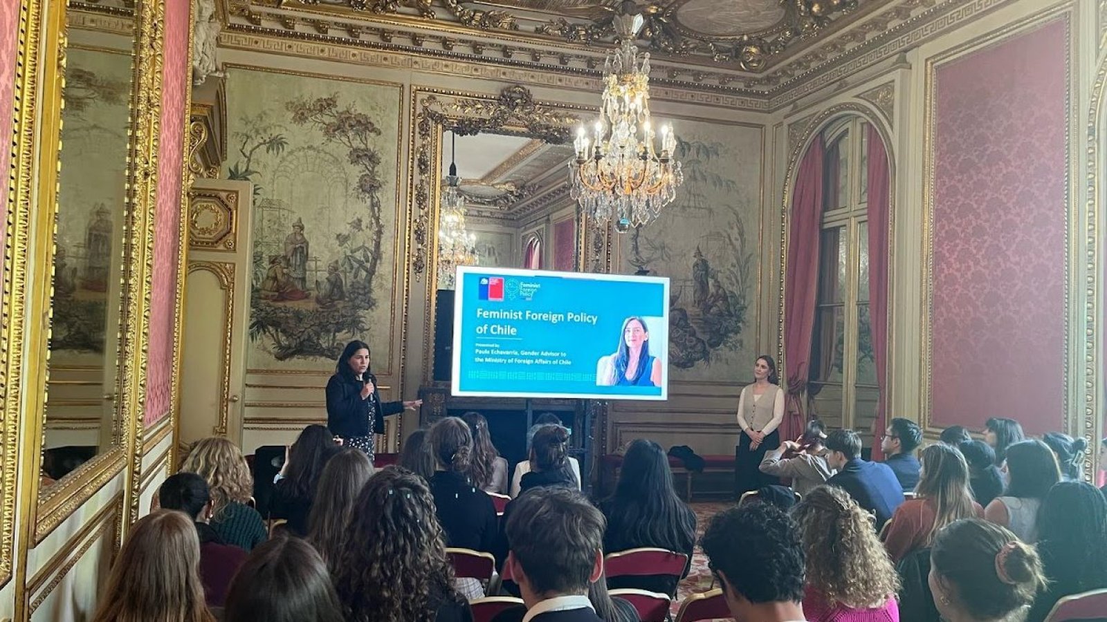 Embajada de Chile en Francia comparte con estudiantes la experiencia de la Política Exterior Feminista