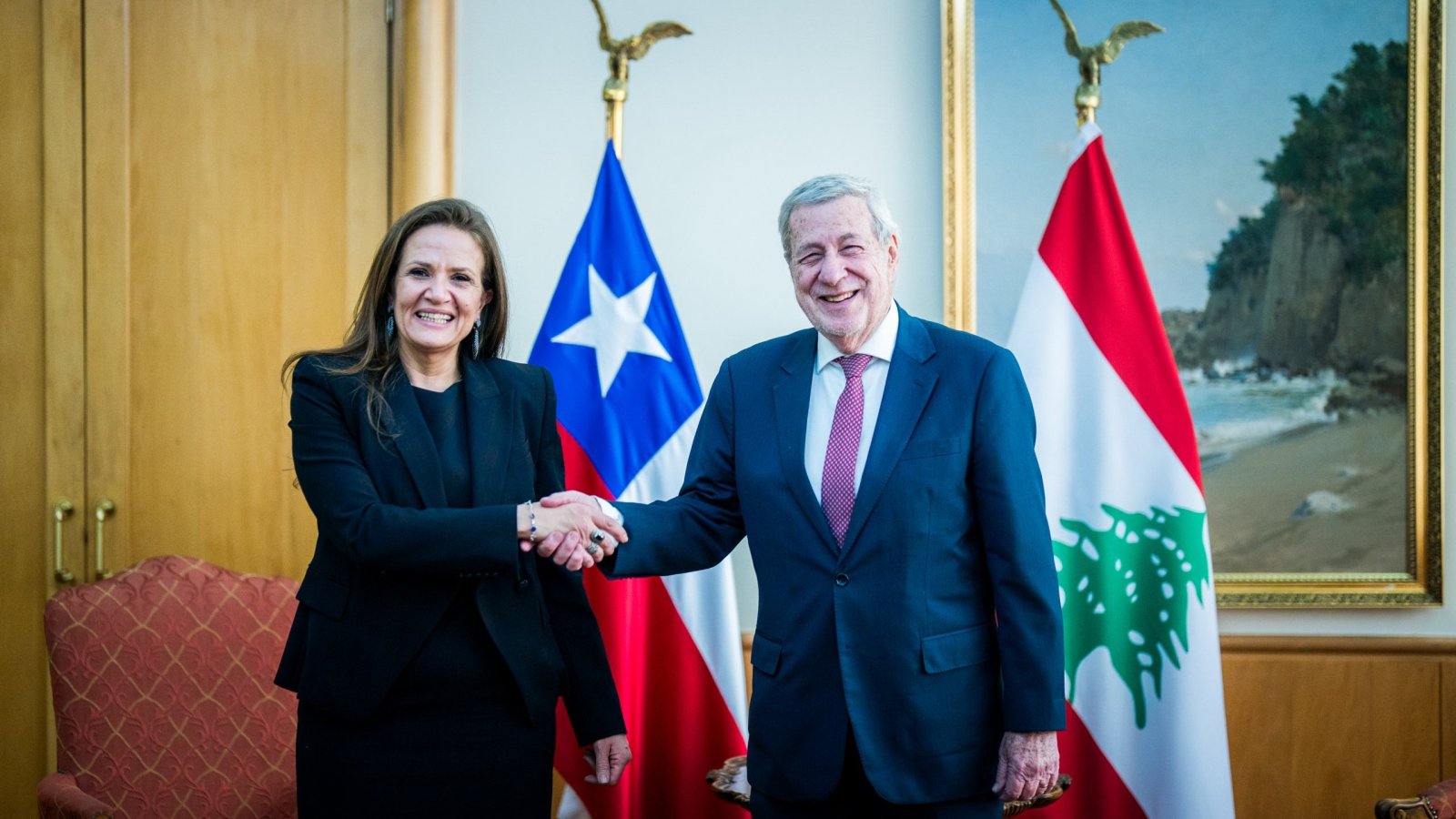 Canciller condecora a embajadora de El Líbano en Chile por el término de sus funciones en el país
