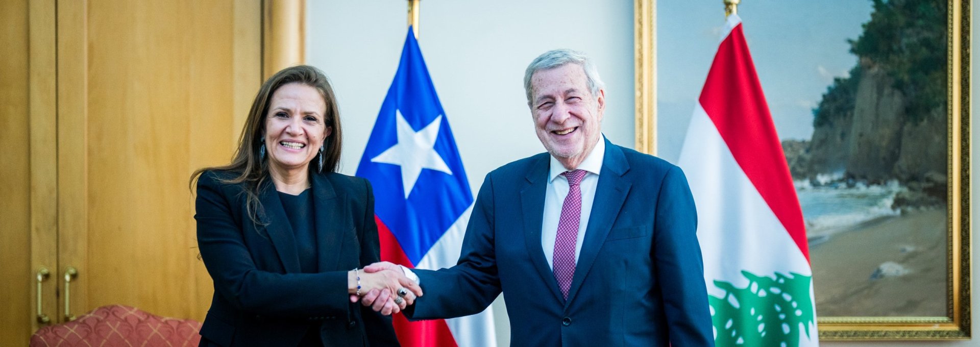 Canciller condecora a embajadora de El Líbano en Chile por el término de sus funciones en el país