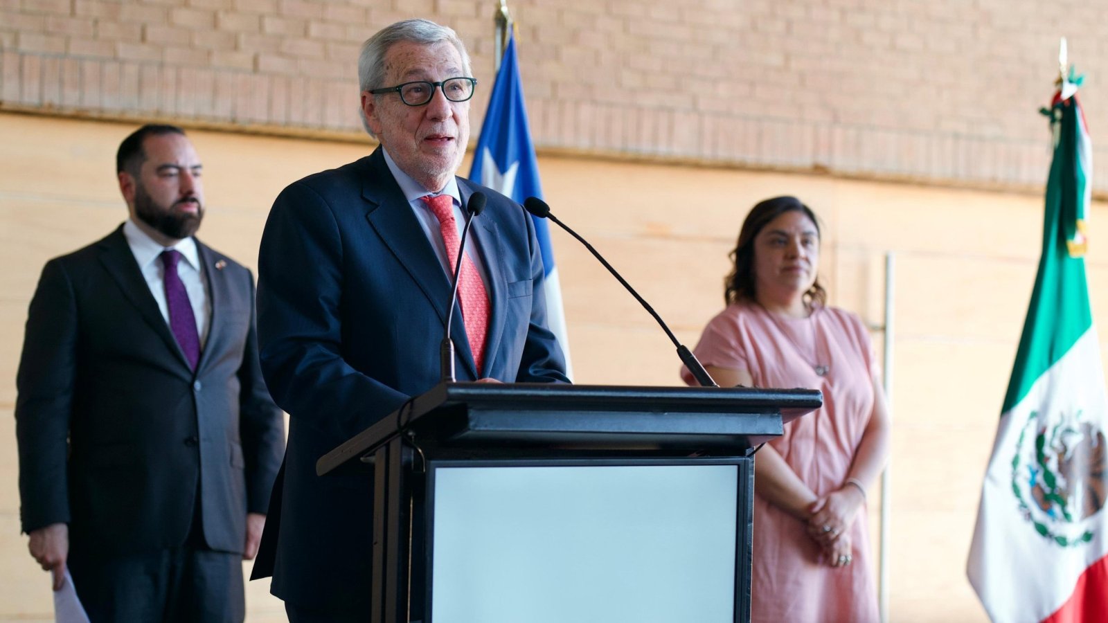 Canciller participa en aniversario 215° de la independencia de México