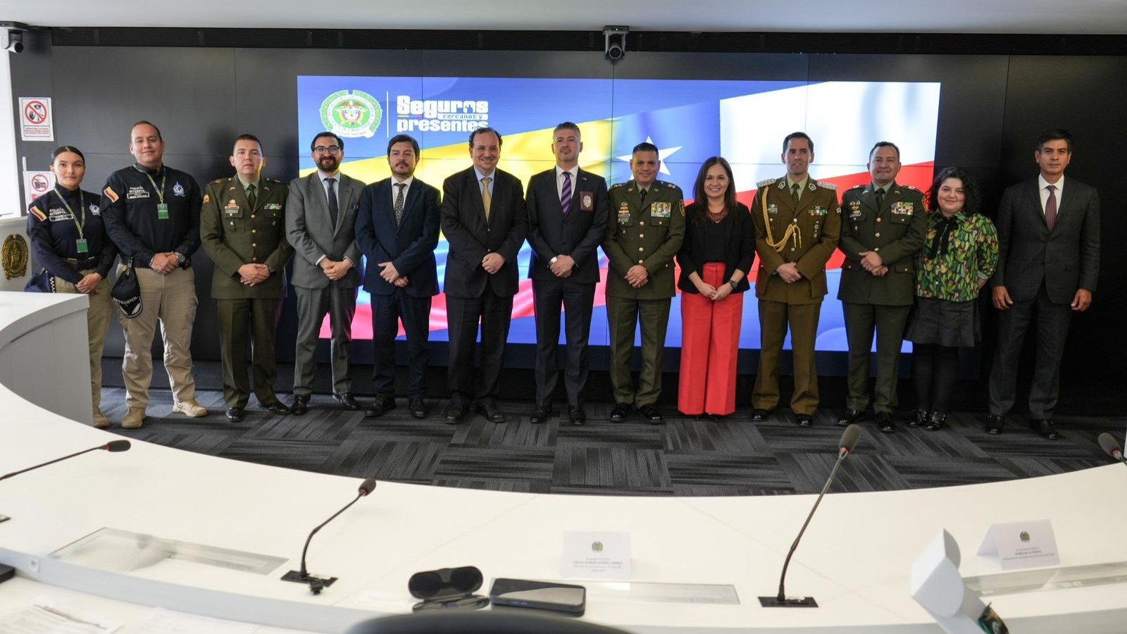 Subsecretaria sostiene reunión con el jefe de Interpol Colombia y el director de Carabineros de ese país para abordar la agenda contra el crimen transnacional organizado