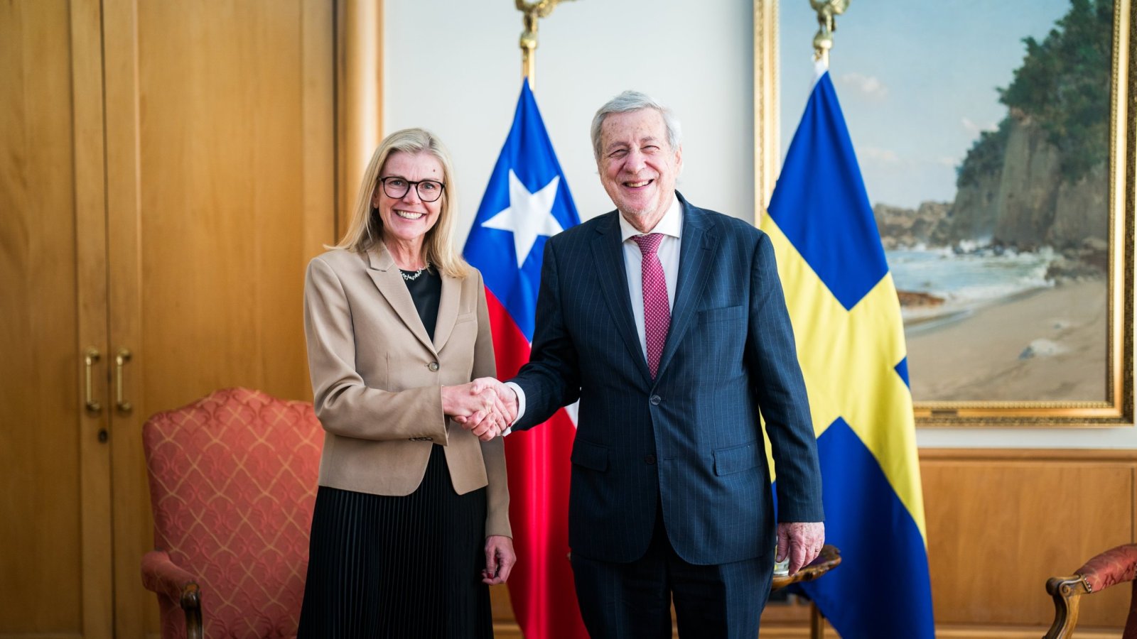 Canciller se reúne con la embajadora de Suecia en Chile