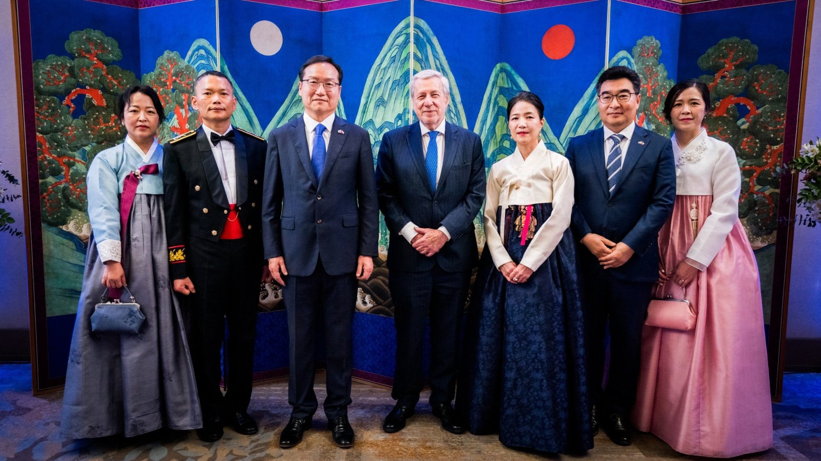 Ministro asiste a la celebración del Día Nacional de Corea