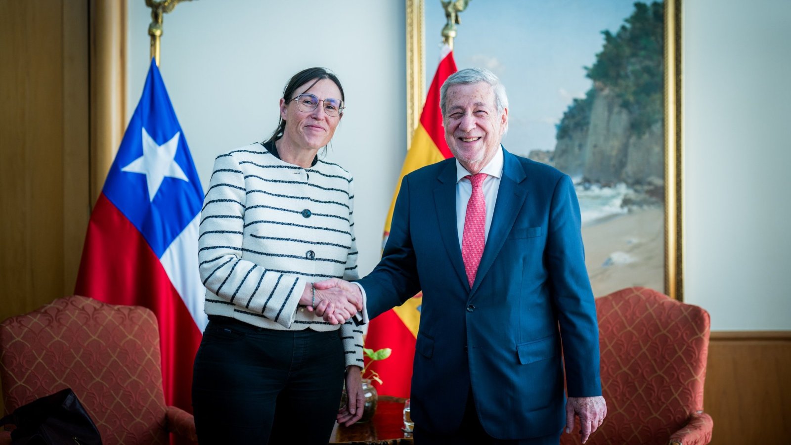 Canciller se reúne con la embajadora de España en Chile y destaca agenda en común