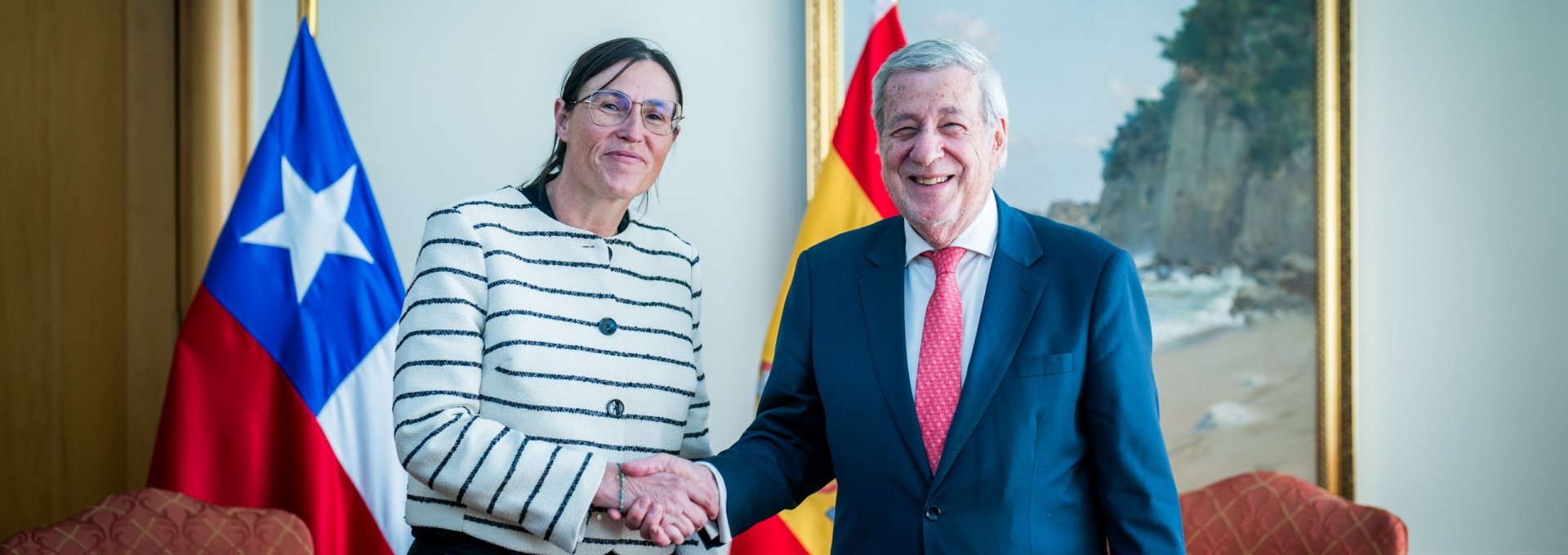 Canciller se reúne con la embajadora de España en Chile y destaca agenda en común