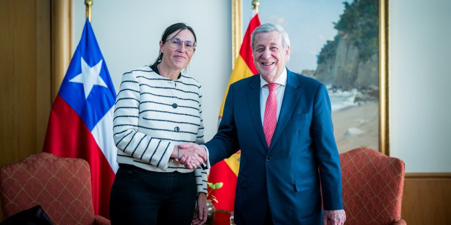 Canciller se reúne con la embajadora de España en Chile y destaca agenda en común