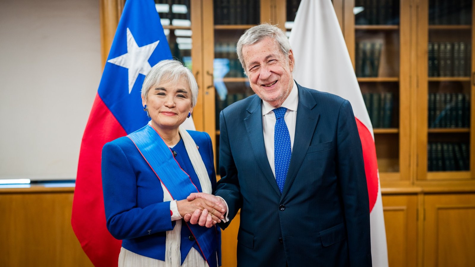 Canciller condecora a la embajadora de Japón por el término de sus funciones en Chile