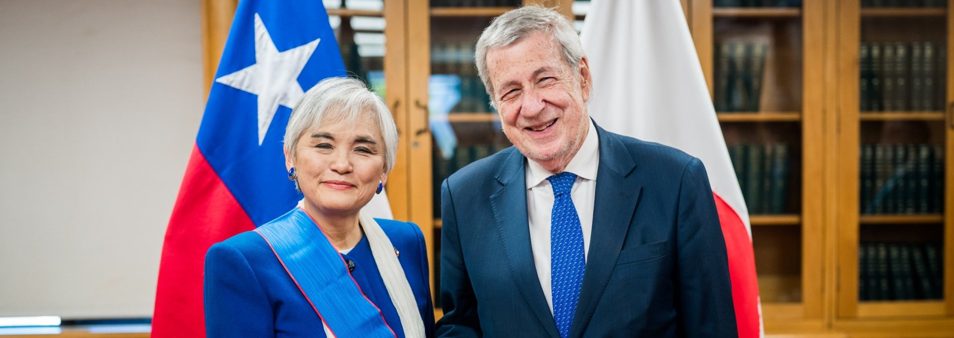 Canciller condecora a la embajadora de Japón por el término de sus funciones en Chile